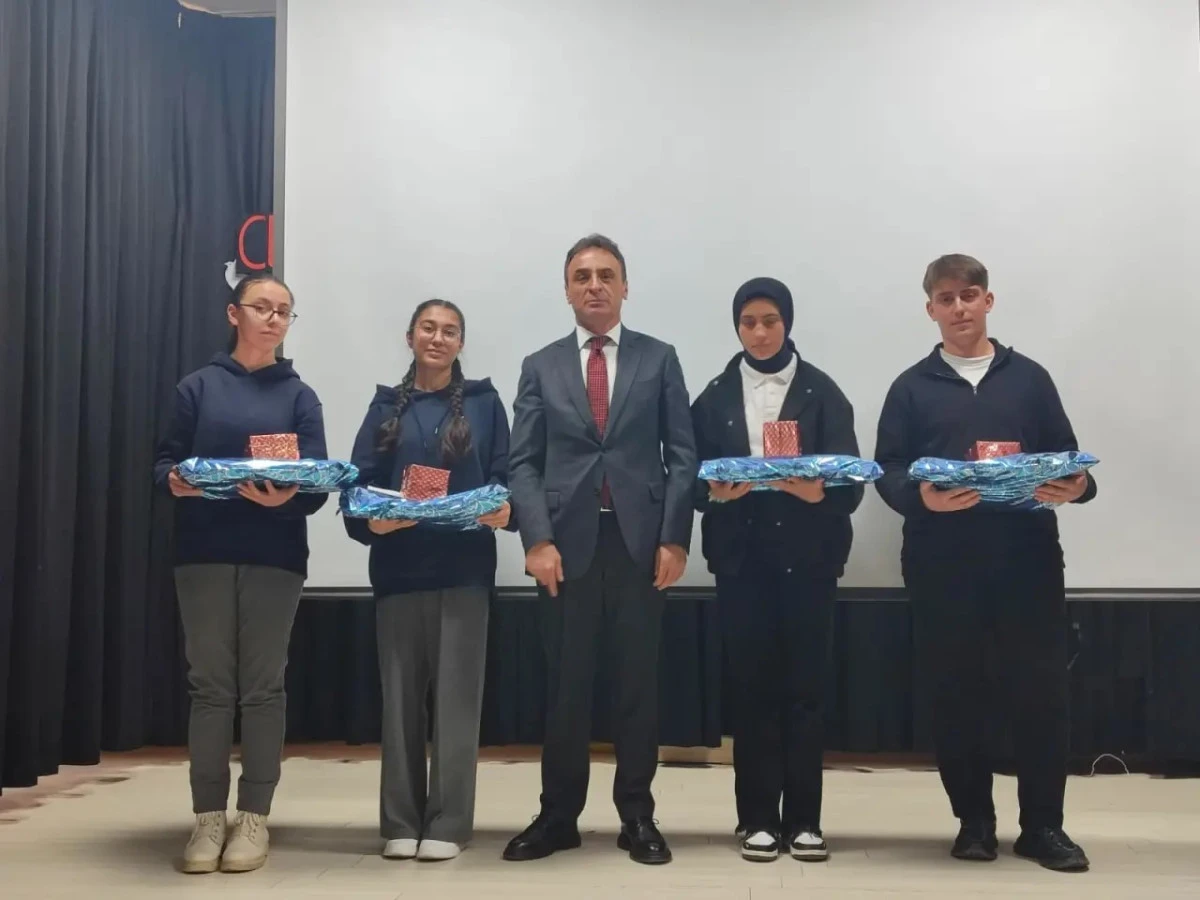 G&uuml;m&uuml;şhane'de Gen&ccedil;lerin "İstiklal" Yarışı: Şiran Fen Lisesi Şampiyon Oldu!