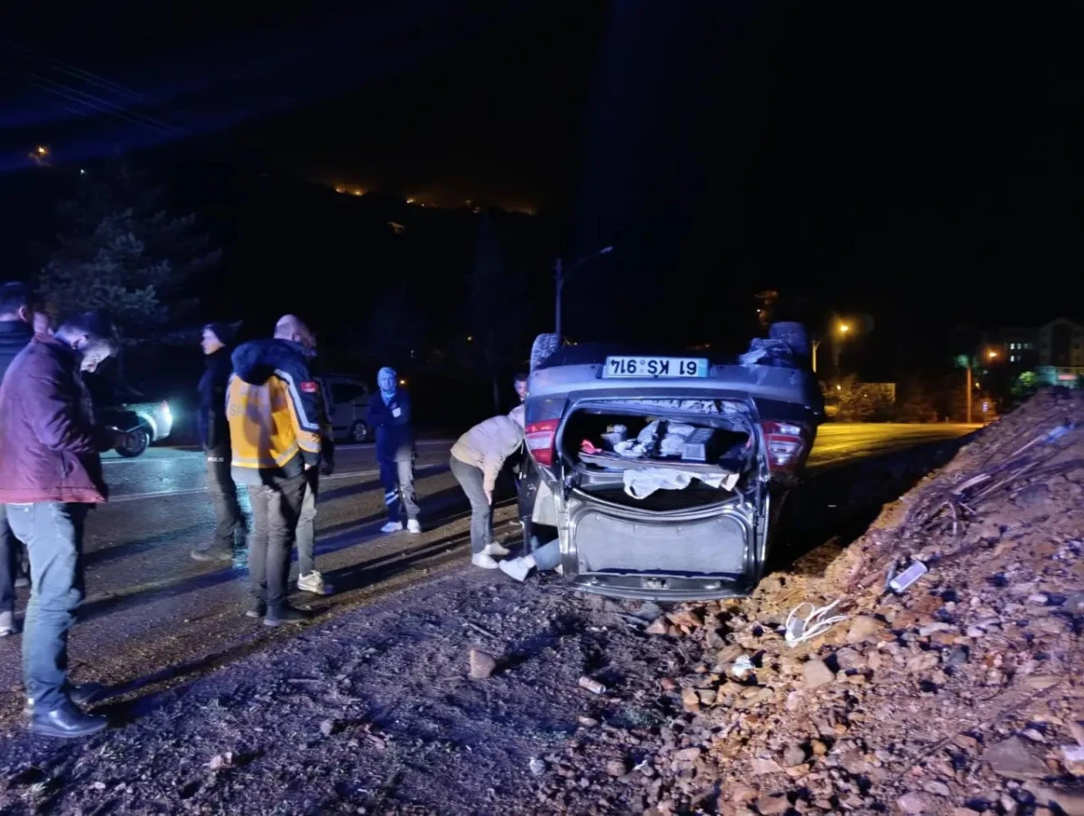 Gümüşhane'de yoldaki kaya parçaları kazaya neden oldu: 2 yaralı
