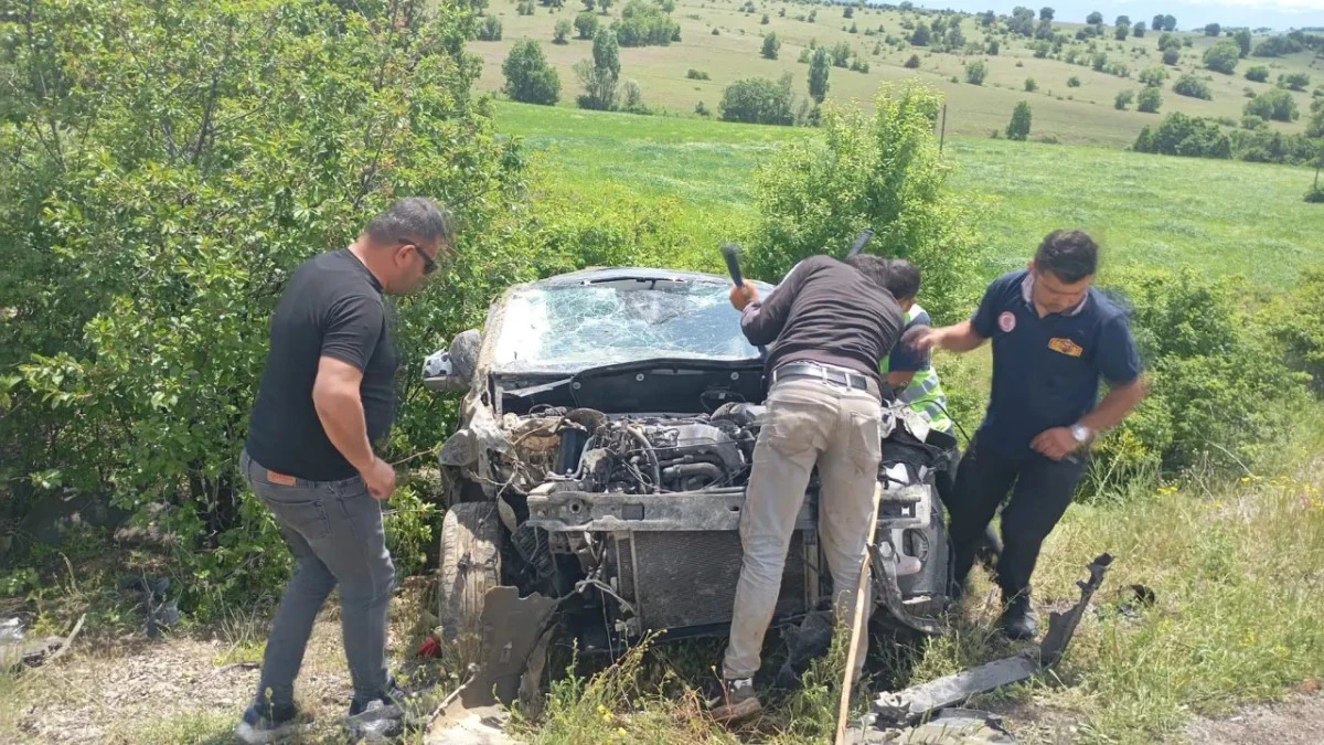 Kelkit-Şiran Yolunda Feci Kaza! Hafif Ticari Ara&ccedil; Şarampole Yuvarlandı: &Ouml;l&uuml; ve Yaralılar Var