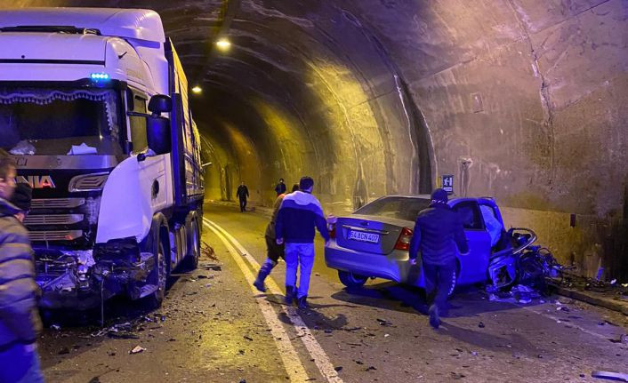 Otomobille tır tünel içinde çarpıştı: 2 yaralı