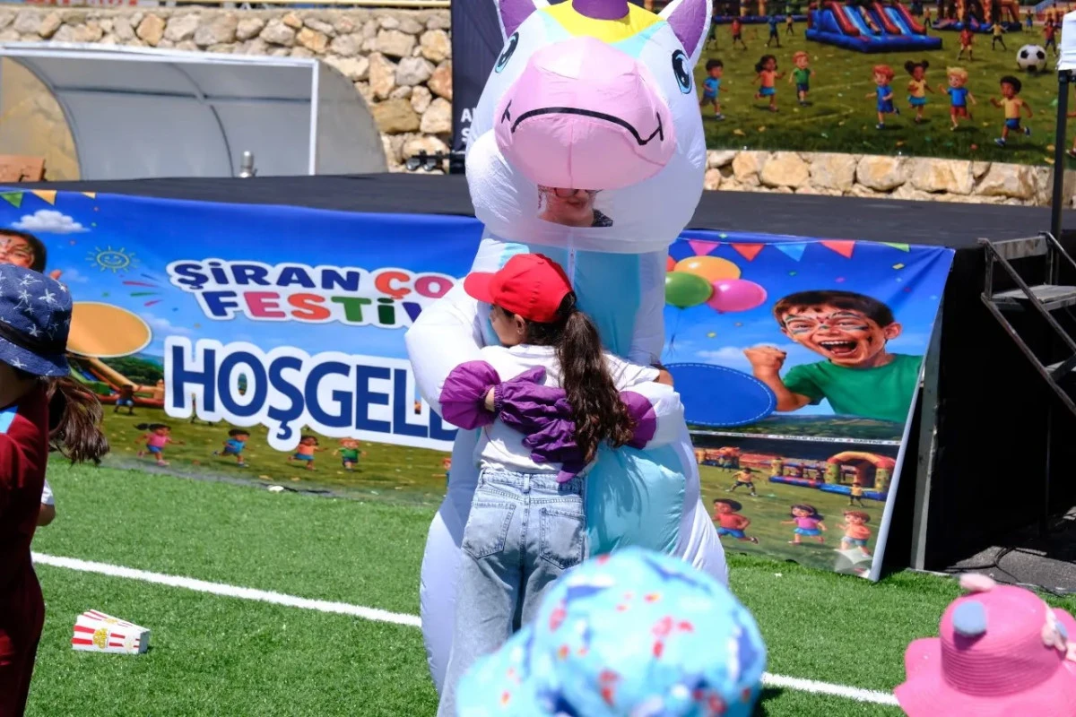 Şiran&rsquo;da 3. &Ccedil;ocuk Festivali Coşkusu: İl&ccedil;e Stadı Renkli G&ouml;r&uuml;nt&uuml;lere Sahne Oldu