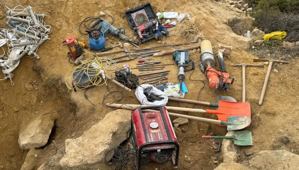 Şiran&rsquo;da Define Avcılarına Şok Baskın! Ele Ge&ccedil;irilen Malzemeler "Pes" Dedirtti