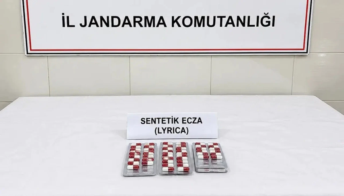 Şiran'da Jandarmadan Ka&ccedil;amadılar: Ara&ccedil;tan ve Evden Sentetik Hap &Ccedil;ıktı
