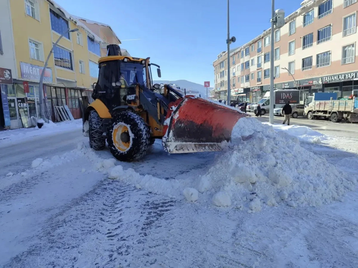 Şiran&rsquo;da karla m&uuml;cadele devam ediyor
