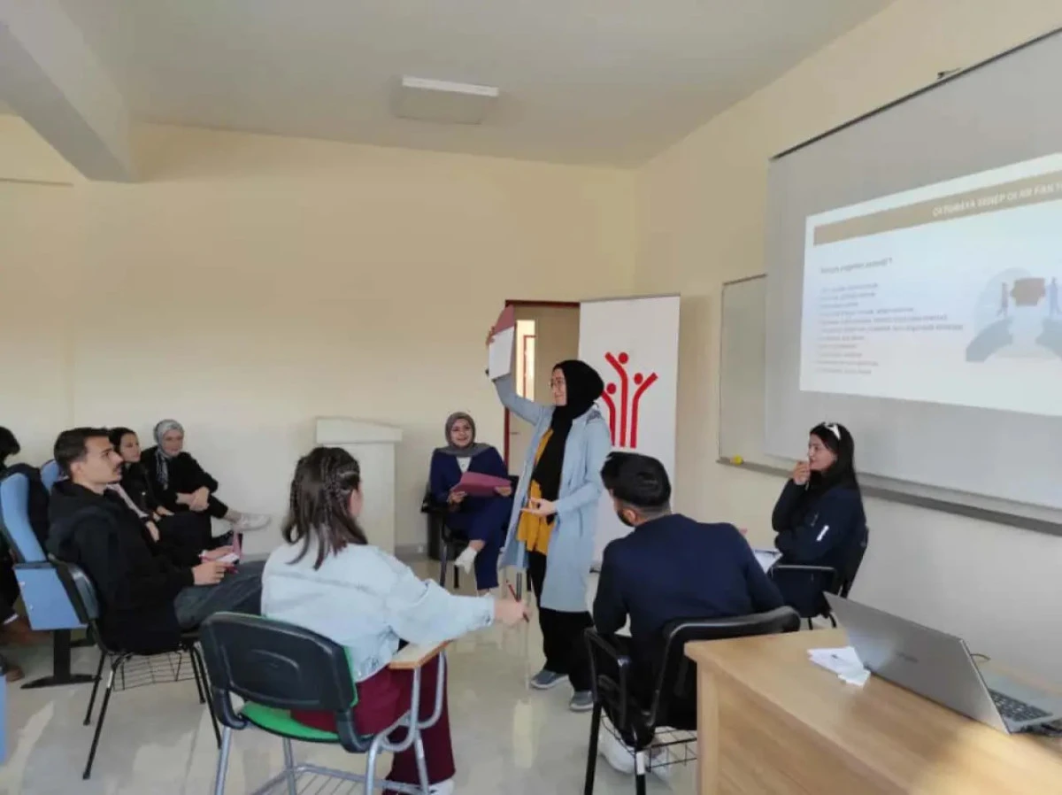 Şiran'da üniversite öğrencilerine 2 önemli eğitim