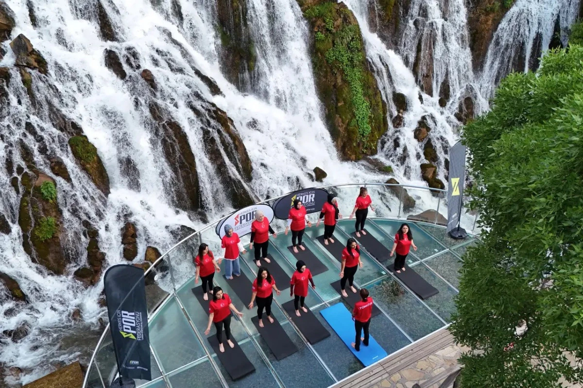 Tomara Şelalesi'nde G&uuml;r&uuml;l G&uuml;r&uuml;l Akan Suyun Yanında Yoga Yaptılar