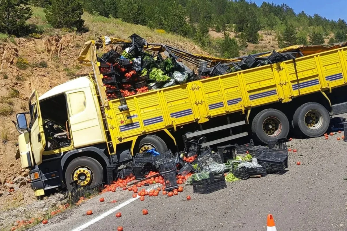 Torul&rsquo;da Sebze Y&uuml;kl&uuml; Kamyon Otomobile &Ccedil;arptı: 4 Yaralı