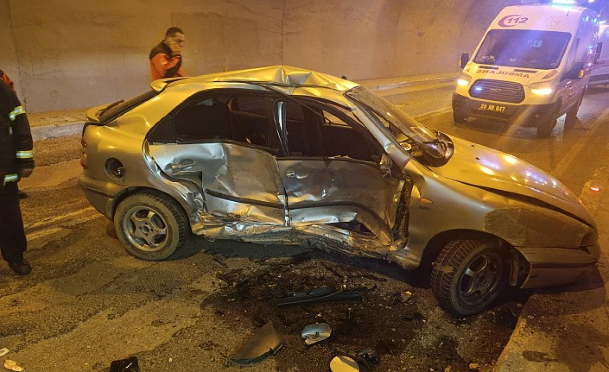 Tünelde sollama kazayla sonuçlandı: 2'si çocuk 5 yaralı