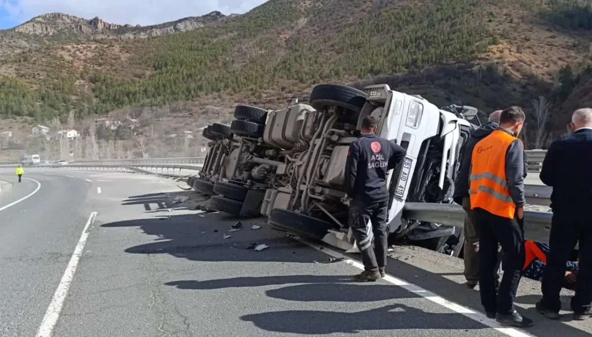 Virajı alamayan TIR bariyerlere saplandı: S&uuml;r&uuml;c&uuml; yaralandı